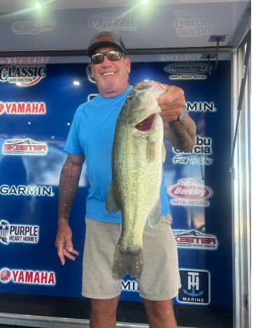 Robert Brooks wins the Skeeter Friday practice thousand-dollar big bass on Lake Tawakoni with a 5.33! Registration reopens at 5am tomorrow morning at the SRA Holiday Park, come on out and fish with us, $25,000 guaranteed for first place!